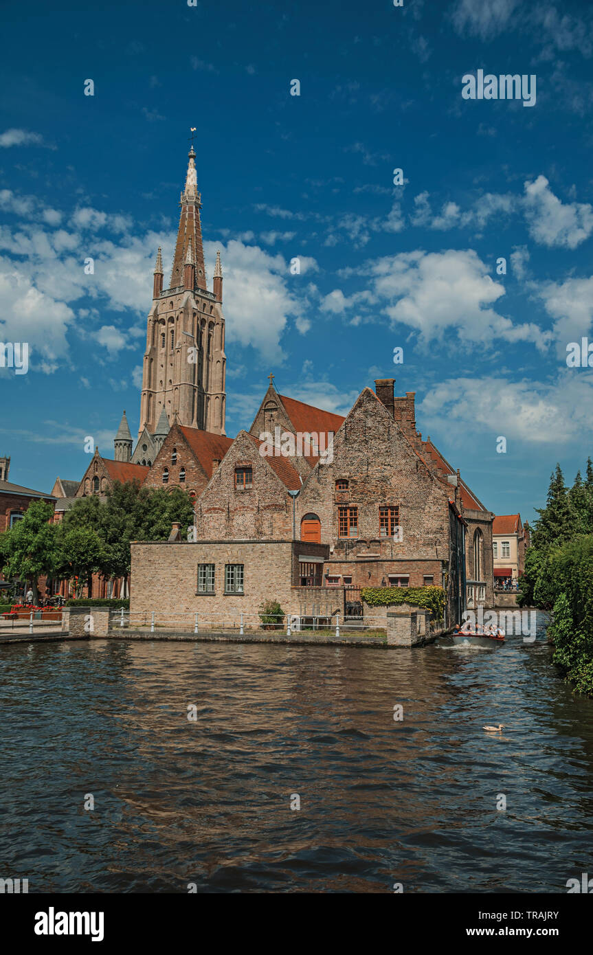 Turm und Gebäude auf dem Kanal Flanke von Brügge. Charmante Stadt mit Grachten und alte Gebäude in Belgien. Stockfoto