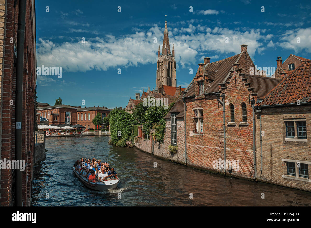 Boot und alten Gebäuden auf dem Kanal Flanke von Brügge. Charmante Stadt mit Grachten und alte Gebäude in Belgien. Stockfoto