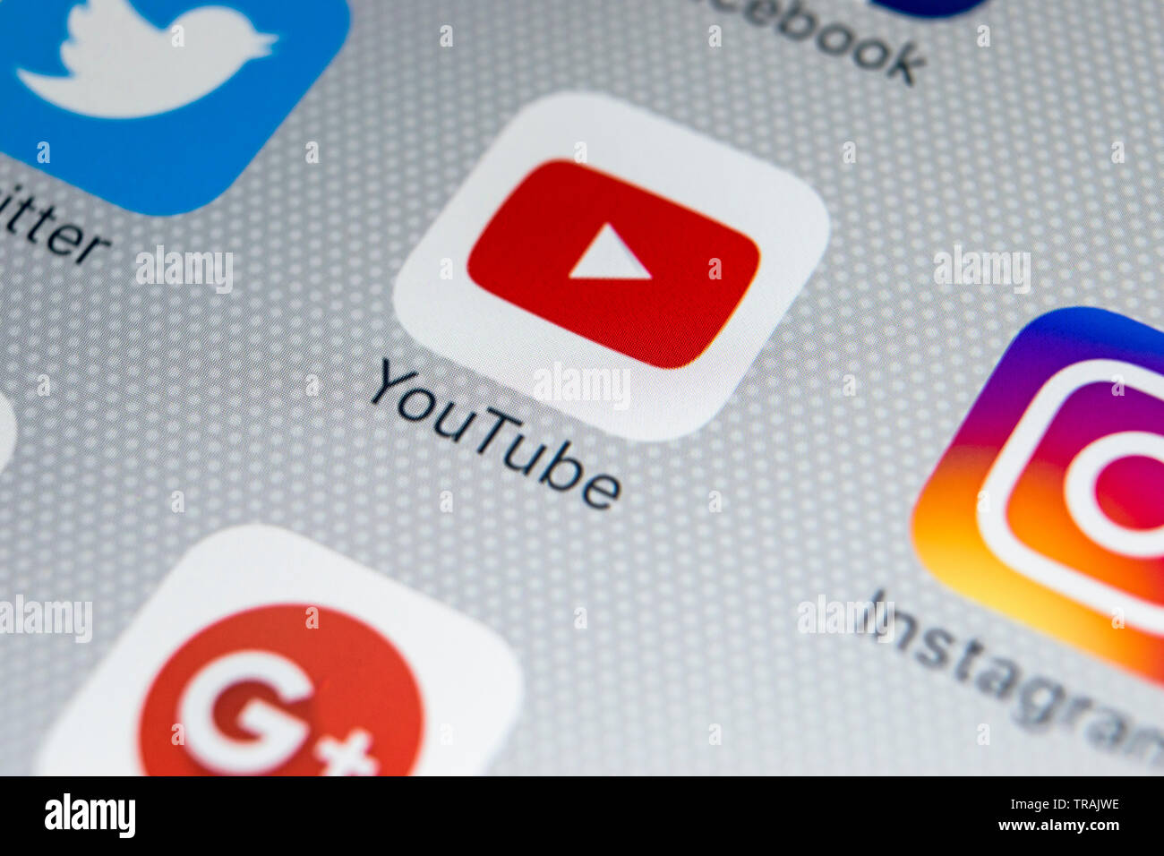 Sankt-Petersburg, Russland, 2. Februar 2018: YouTube Symbol auf Apple iPhone 8 Bildschirm des Smartphones. Youtube App Symbol. YouTube ist ein Onl Stockfoto