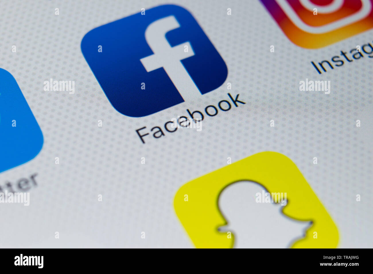 Sankt-Petersburg, Russland, 2. Februar 2018: Facebook Symbol auf Apple iPhone 8 Bildschirm des Smartphones. Facebook App. Facebook ist. Stockfoto