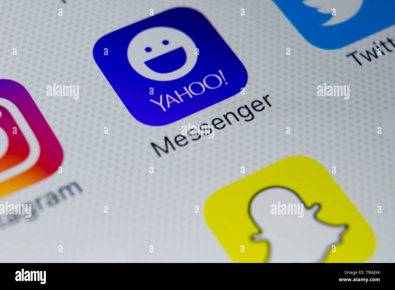 Sankt-Petersburg, Russland, 2. Februar 2018: Yahoo Messenger Symbol auf Apple iPhone 8 Bildschirm des Smartphones. Yahoo Messenger Symbol der App. Stockfoto