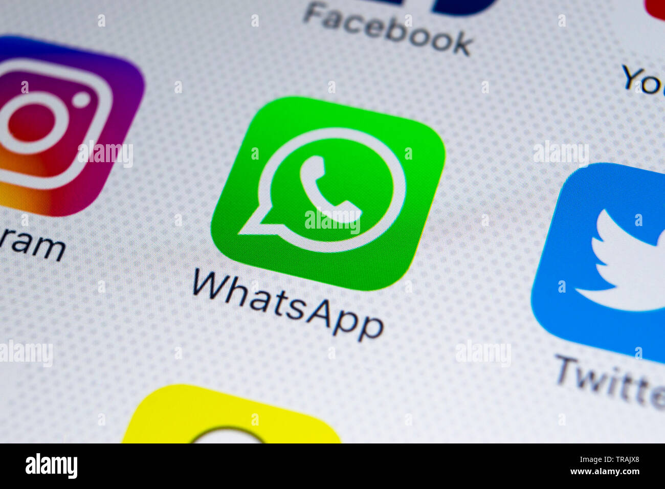 Sankt-Petersburg, Russland, 2. Februar 2018: Whatsapp messenger Symbol auf Apple iPhone 8 Bildschirm des Smartphones. Whatsapp messenger App i Stockfoto