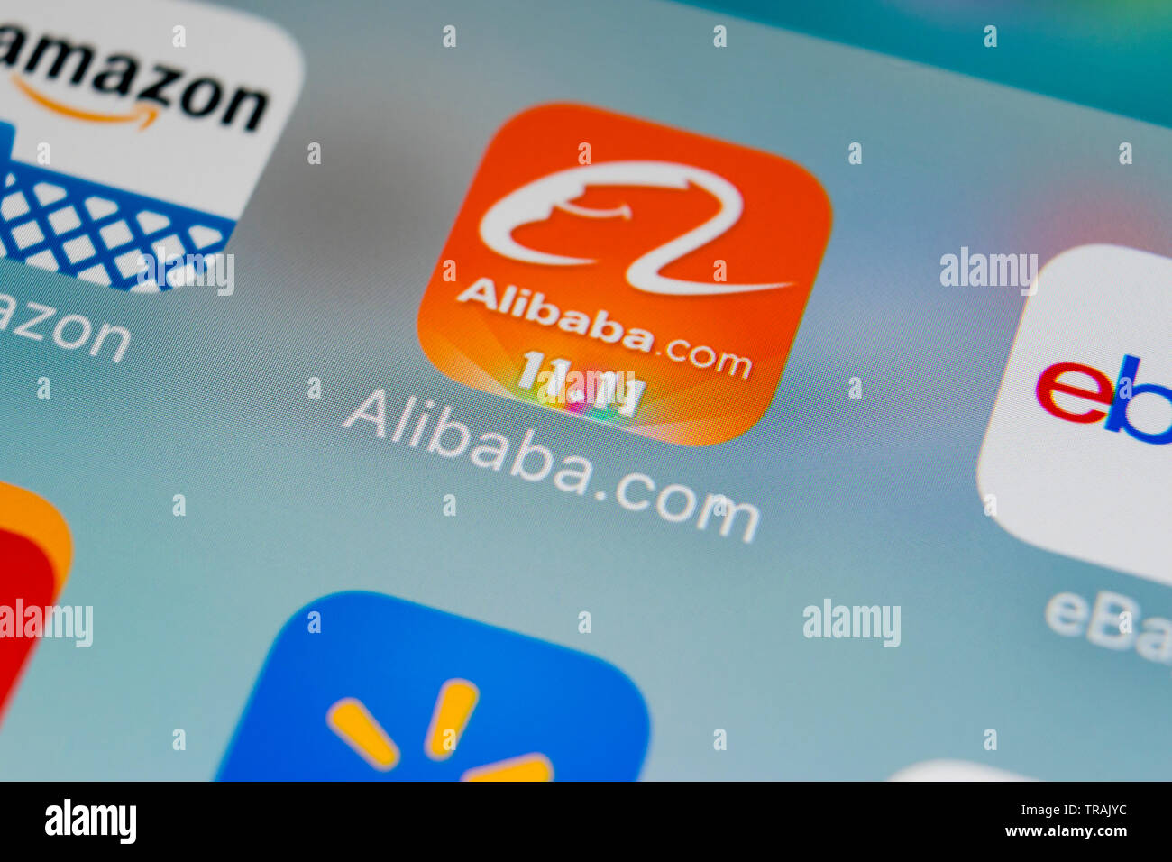 Sankt-Petersburg, Russland, 2. Februar 2018: Alibaba Symbol auf Apple iPhone 8 Bildschirm des Smartphones. Alibaba App Symbol. Alibaba.com ist po Stockfoto