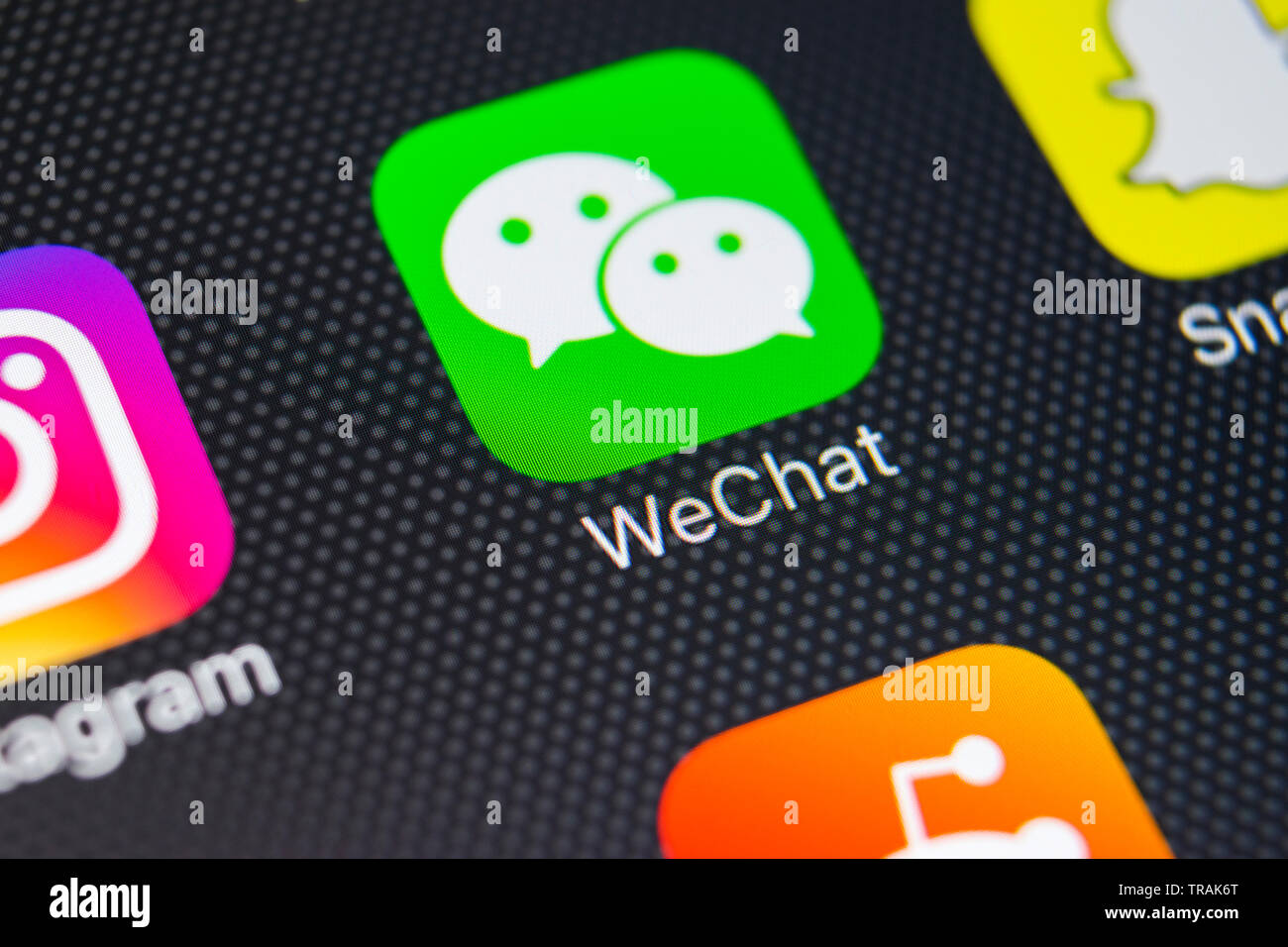 Sankt-Petersburg, Russland, 9. Februar 2018: Wechat messenger Symbol auf Apple iPhone 8 Bildschirm des Smartphones. Wechat messenger Symbol der App. Stockfoto