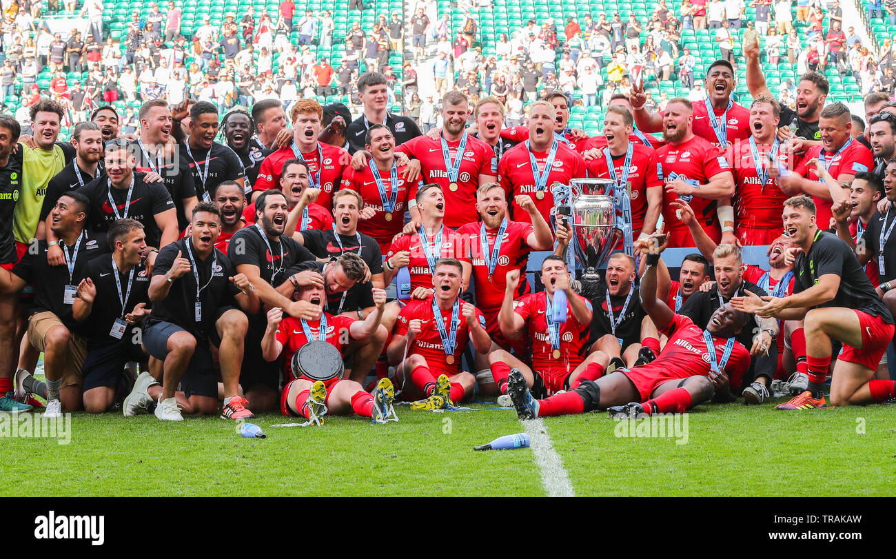 01.06.2019 Twickenham, England. Sarazenen heben Sie die Trophäe nach dem 37 zu 34 Sieg in der Premiership Final 2019 Spiel zwischen Exeter Rugby und RFC Sarazenen. © Phil Hutchinson/Alamy Stockfoto