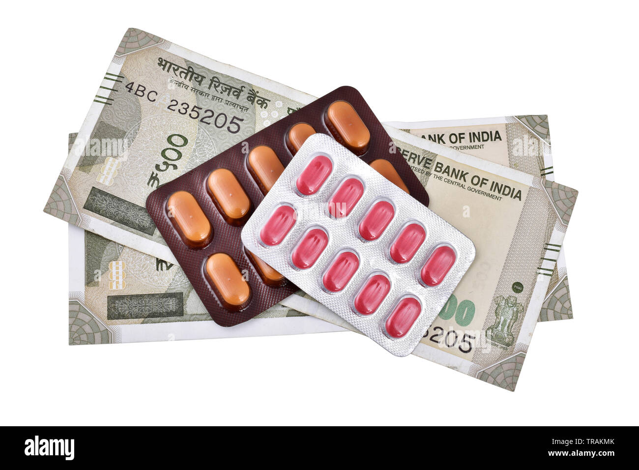 Pharmazeutische Unternehmen Konzept. Bargeld und Pillen mit Indischen Rupien. Stockfoto