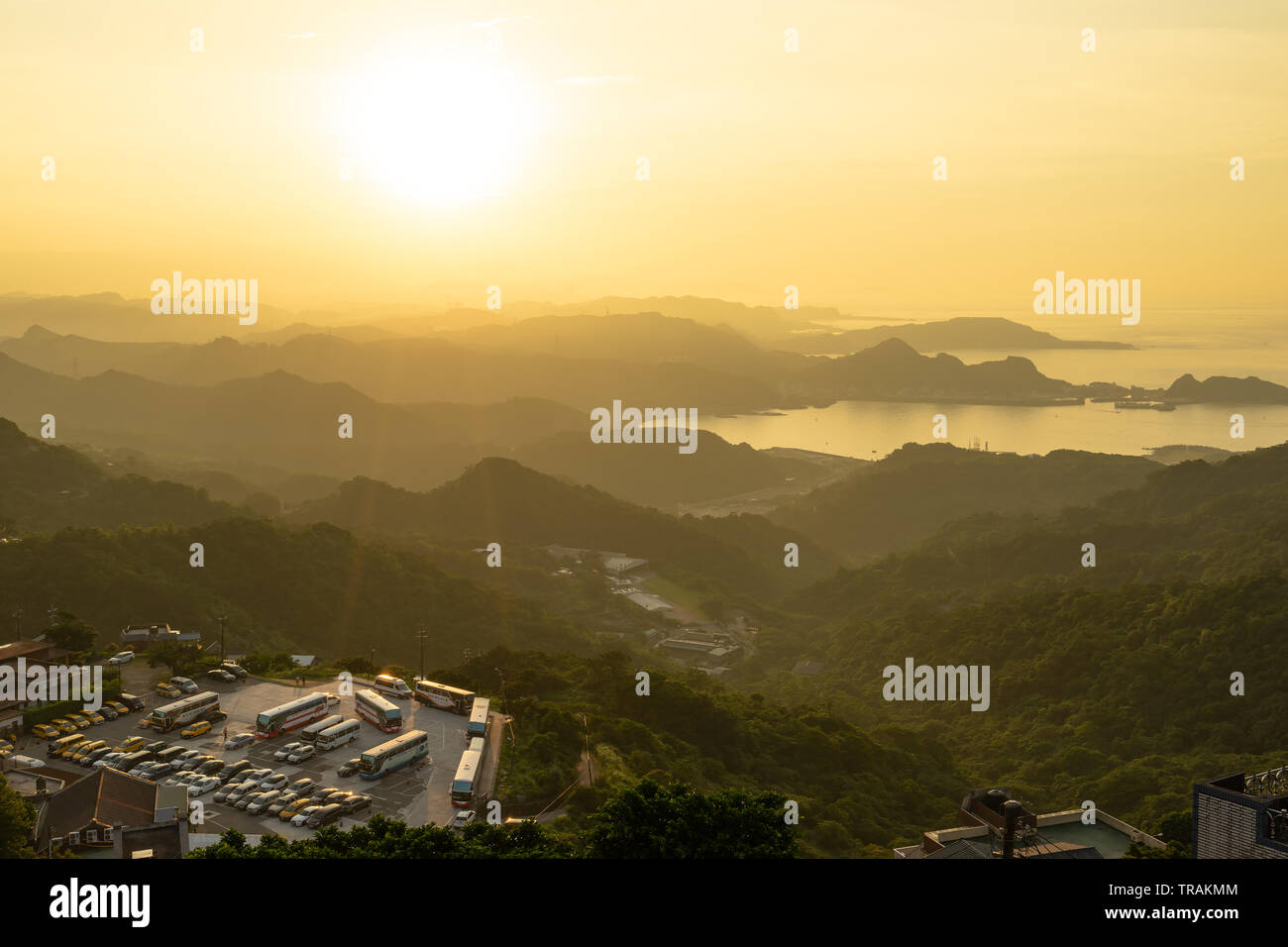 Stadtbild von Jiufen Altstadt in der Dämmerung in Taipeh, Taiwan. Stockfoto