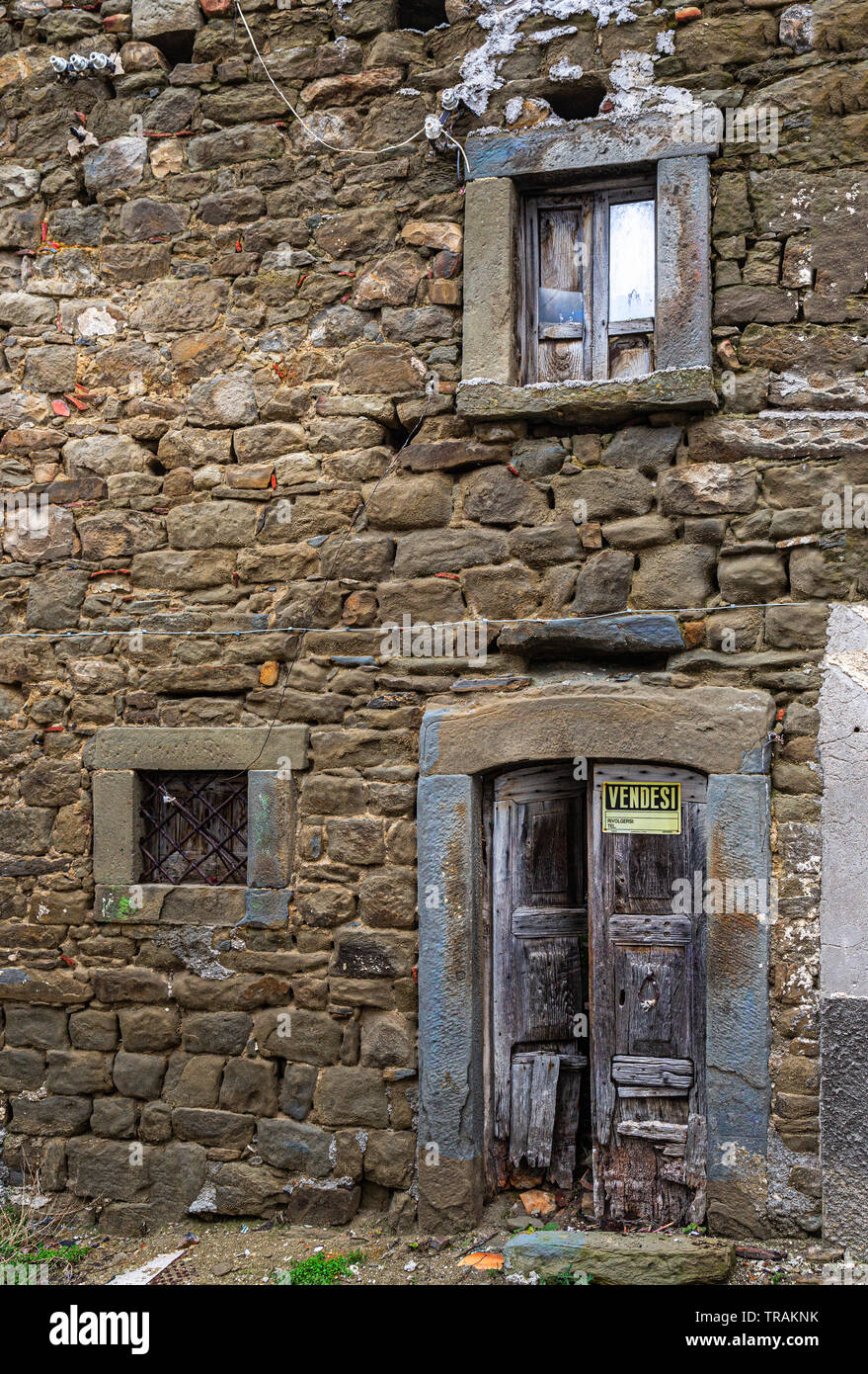 Abruzzen. verlassenes Haus mit Sandstein Mauern in Campotosto Dorf Stockfoto