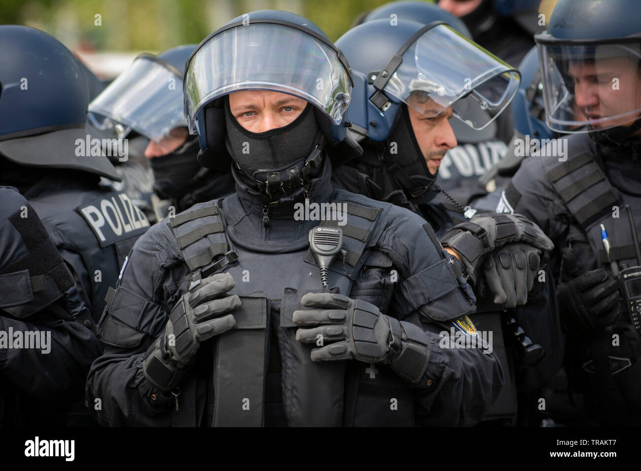 Deutsche Polizisten in Kampfausrüstung in Chemnitz, Deutschland Stockfoto