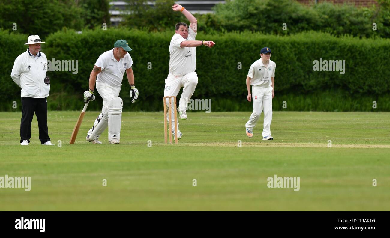 Eine Kapelle en le Frith Bowler in Aktion während der Derbyshire und Cheshire League Match zwischen Kapelle en le Frith und Pott Shrigley Stockfoto