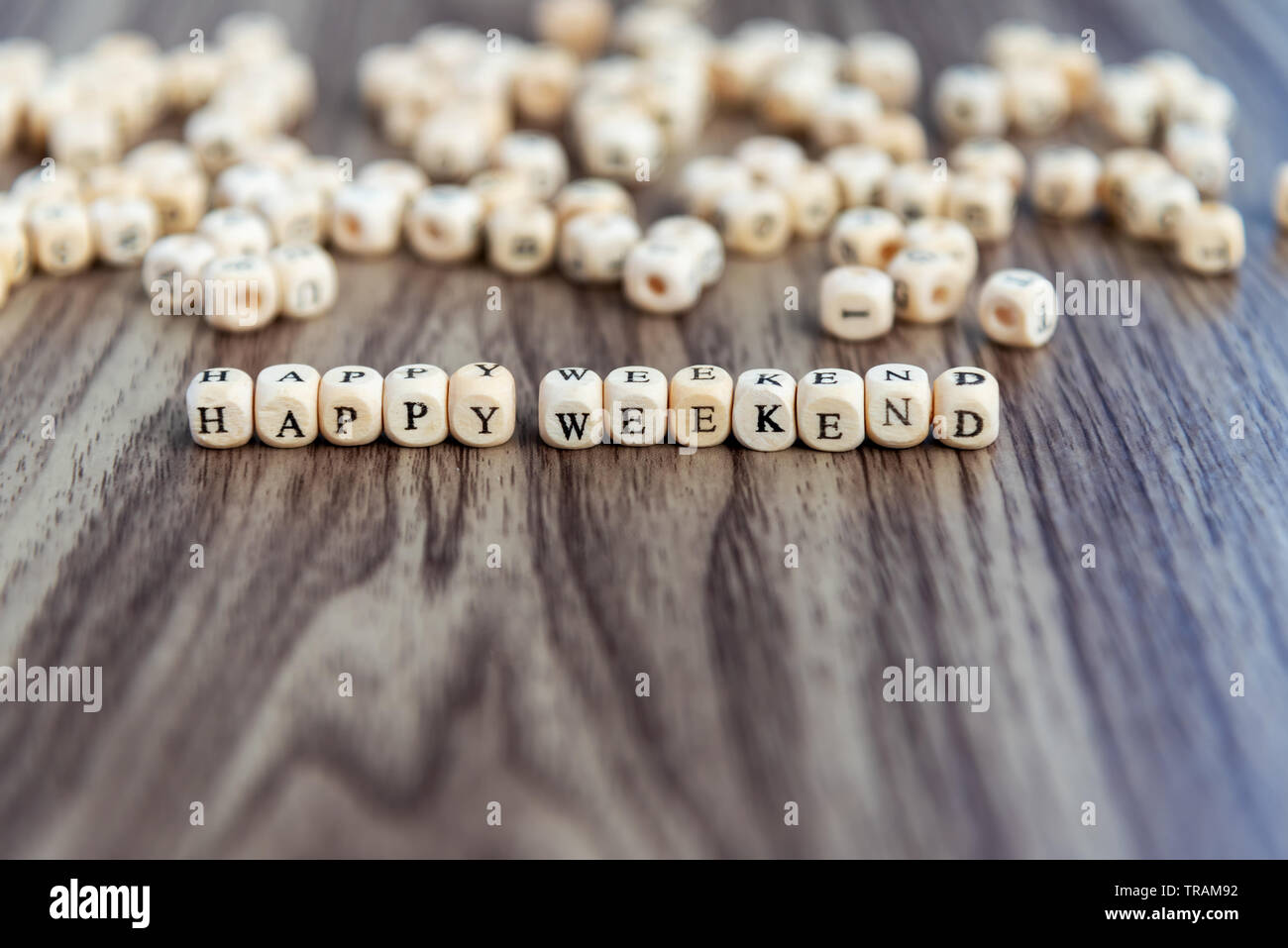 Schönes Wochenende Gruß auf Holzblöcken. Stockfoto