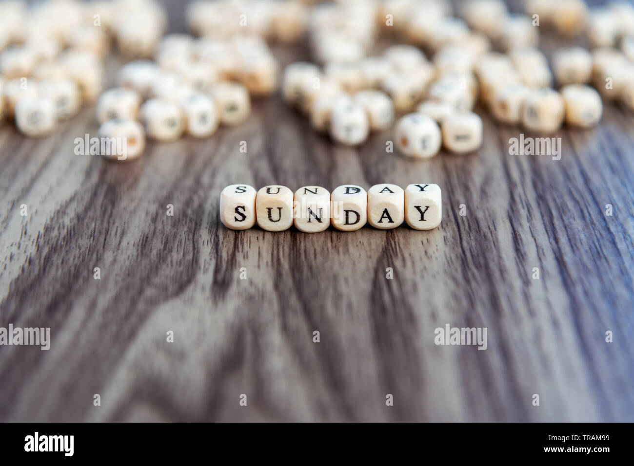 Sonntag auf Holzblöcken, Wochenende Gruß. Stockfoto