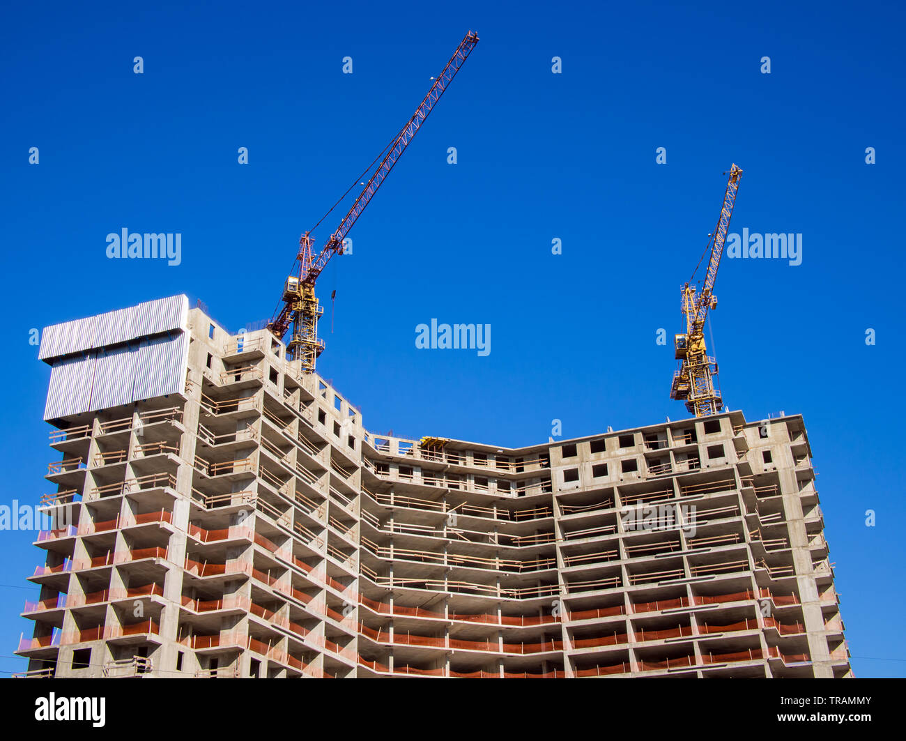 Zwei Kräne auf dem Dach eines Hauses im Bau Stockfoto