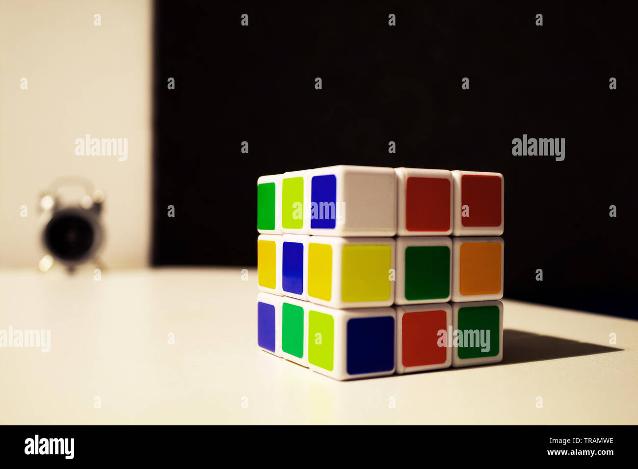 Rubic's Cube auf dem Tisch mit ein wenig in den Hintergrund Stockfoto