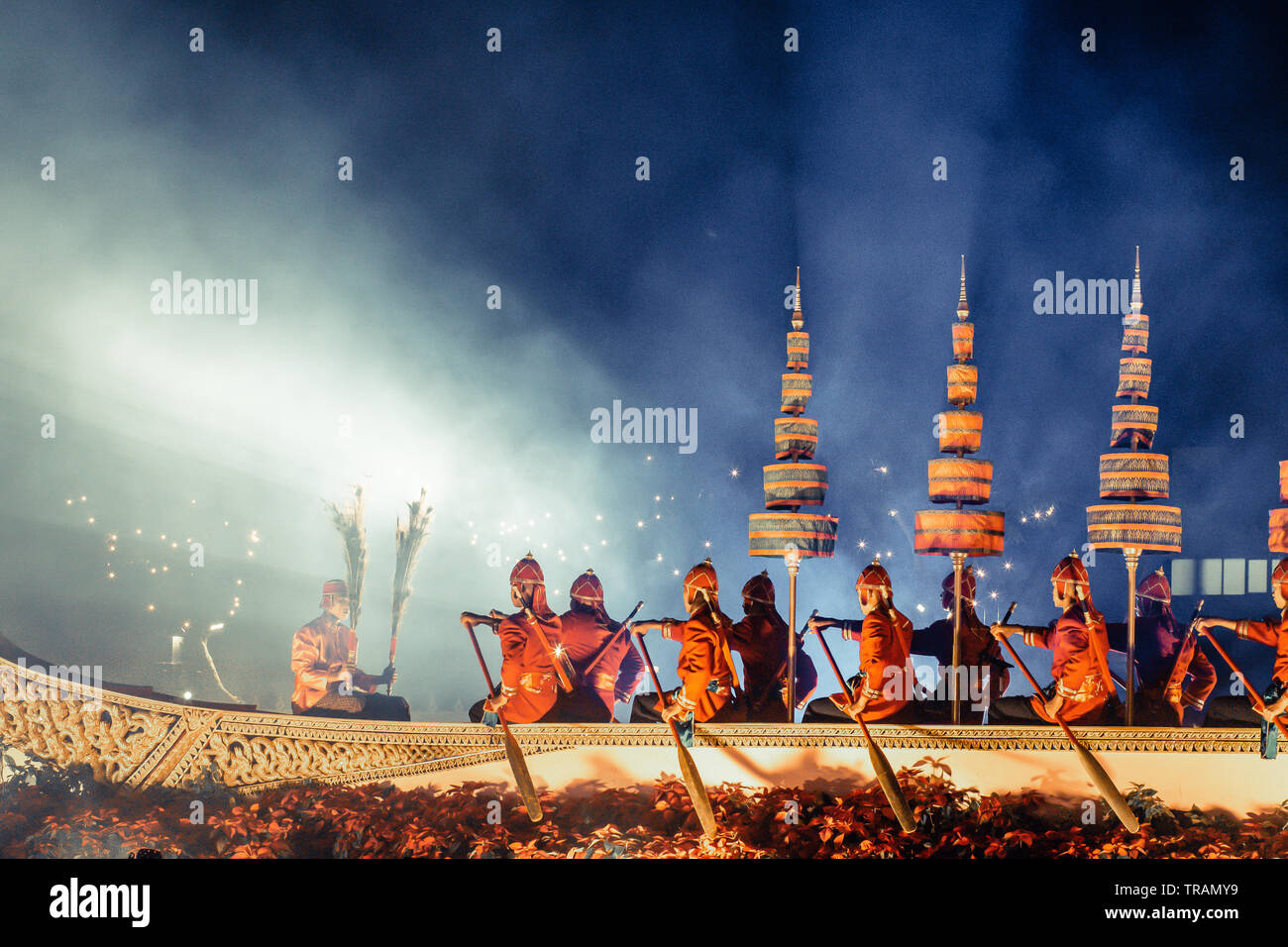 Amphorn Satharn Villa Bangkok Thailand Dezember 2018 Royal Barge Suphannahong Garuda ist für spielen Die perfermance im Winter Festival in Bangkok P angezeigt Stockfoto