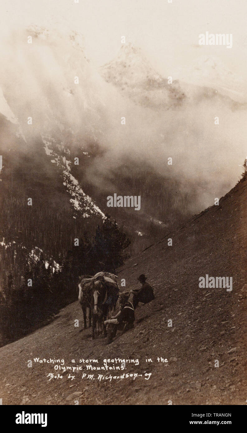 Zwei Männer beobachten Berg Sturm, Olympic Mountains, Washington, USA, c 1910 s, alte Postkarte. Stockfoto