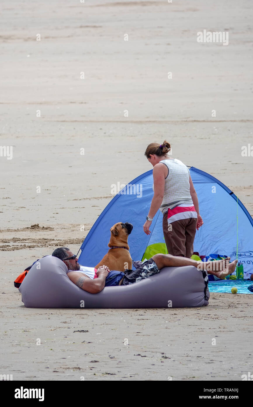 Gower, Swansea, Wales, UK. 1. Juni 2019. Wetter: Beachgoers ein warmer Tag genossen mit einigen Cloud und Zauber der diesigen Sonnenschein an llangennith Strand auf der Halbinsel Gower, in der Nähe von Swansea, Südwales. Cloud ist Prognose über Nacht mit Regen für Morgen zu bauen. Credit: Gareth Llewelyn/Alamy Stockfoto