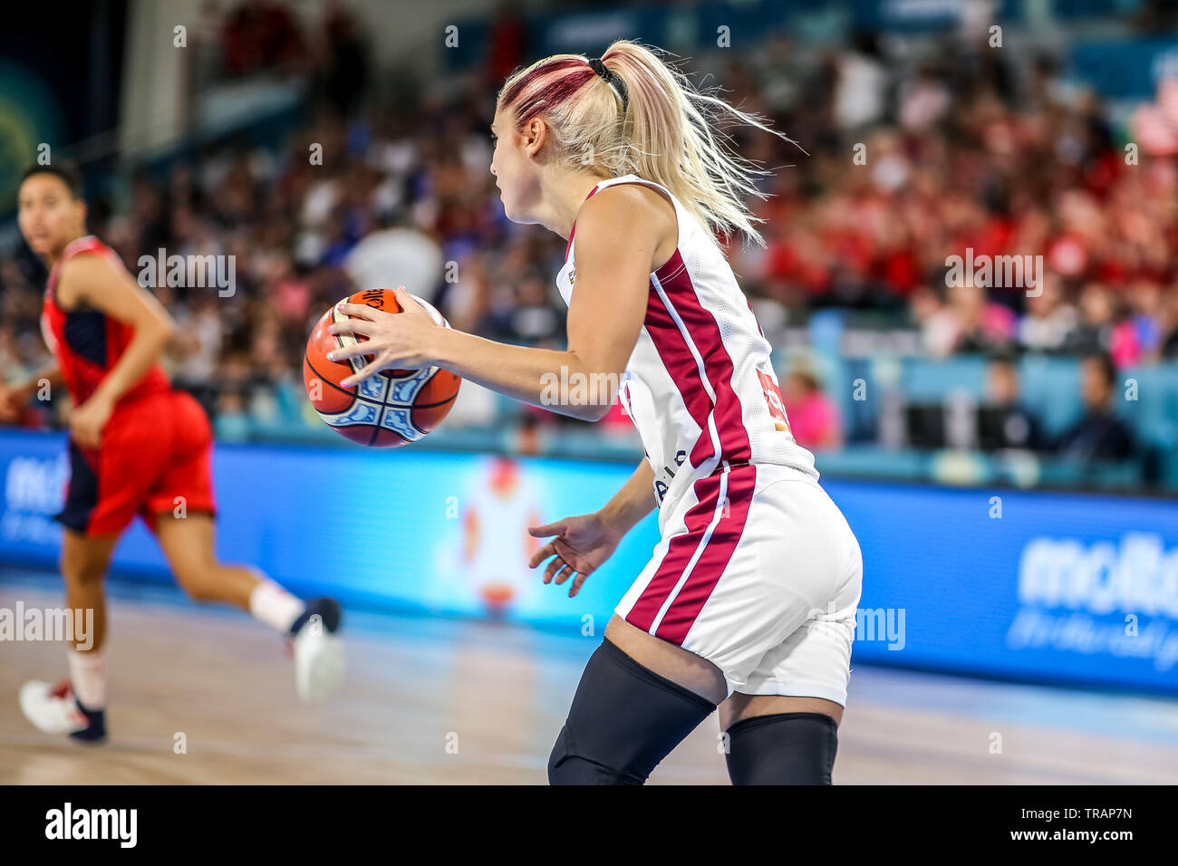 Teneriffa, Spanien, 25. September 2018: Die lettische Basketballspieler Elina Babkina in Aktion beim Basketball match Lettland vs USA. Stockfoto