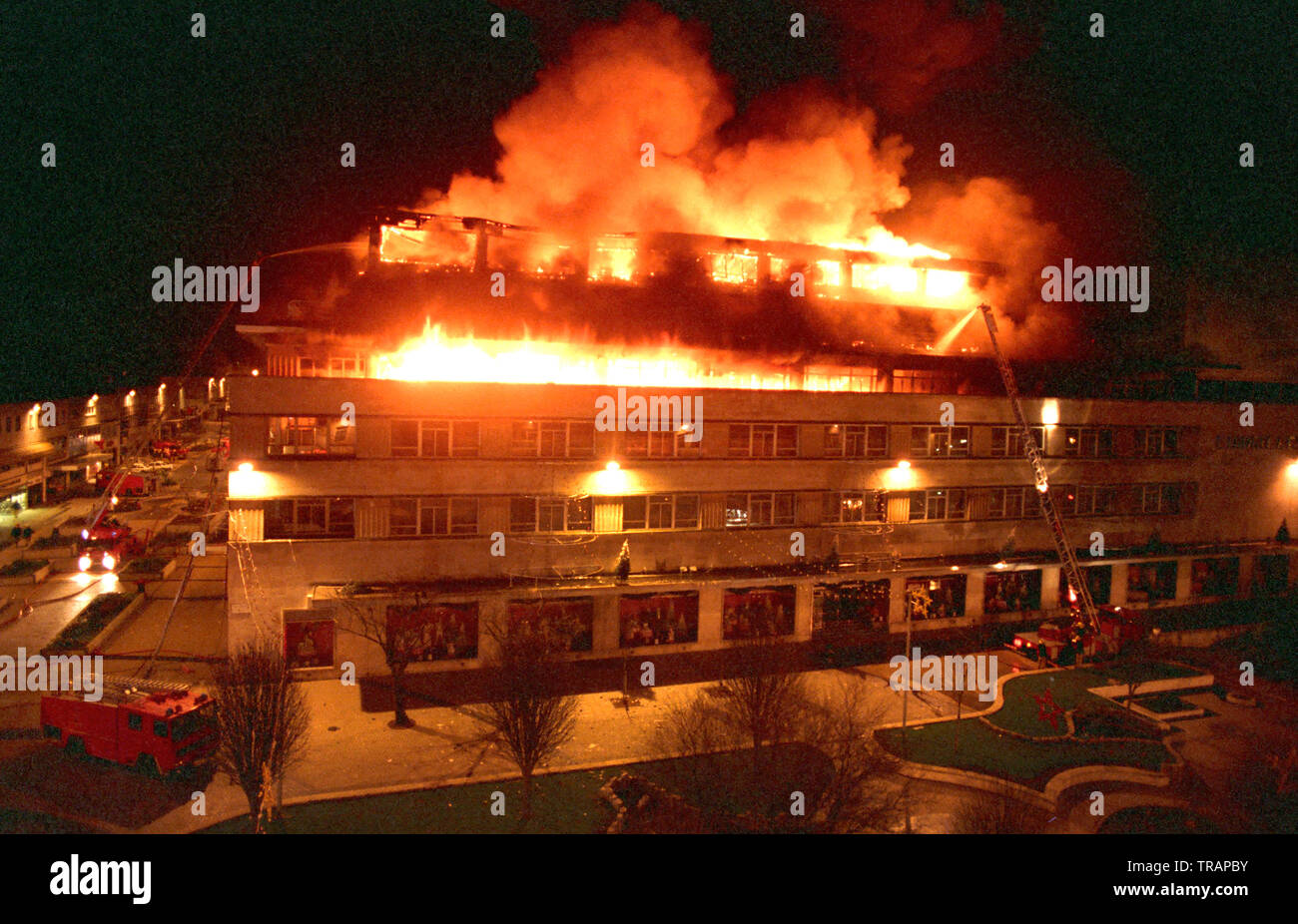 19. Dezember 1988. Die dingles Gebäude in Armada Weg, Plymouth, England, nachdem Es Firebombed. Ein landesweites Polizei Jagd wurde gestartet, nachdem Extremisten fünf House of Fraser speichert, als Teil einer Anti-pelz Kampagne gezielt, mit Brandbomben. Stockfoto