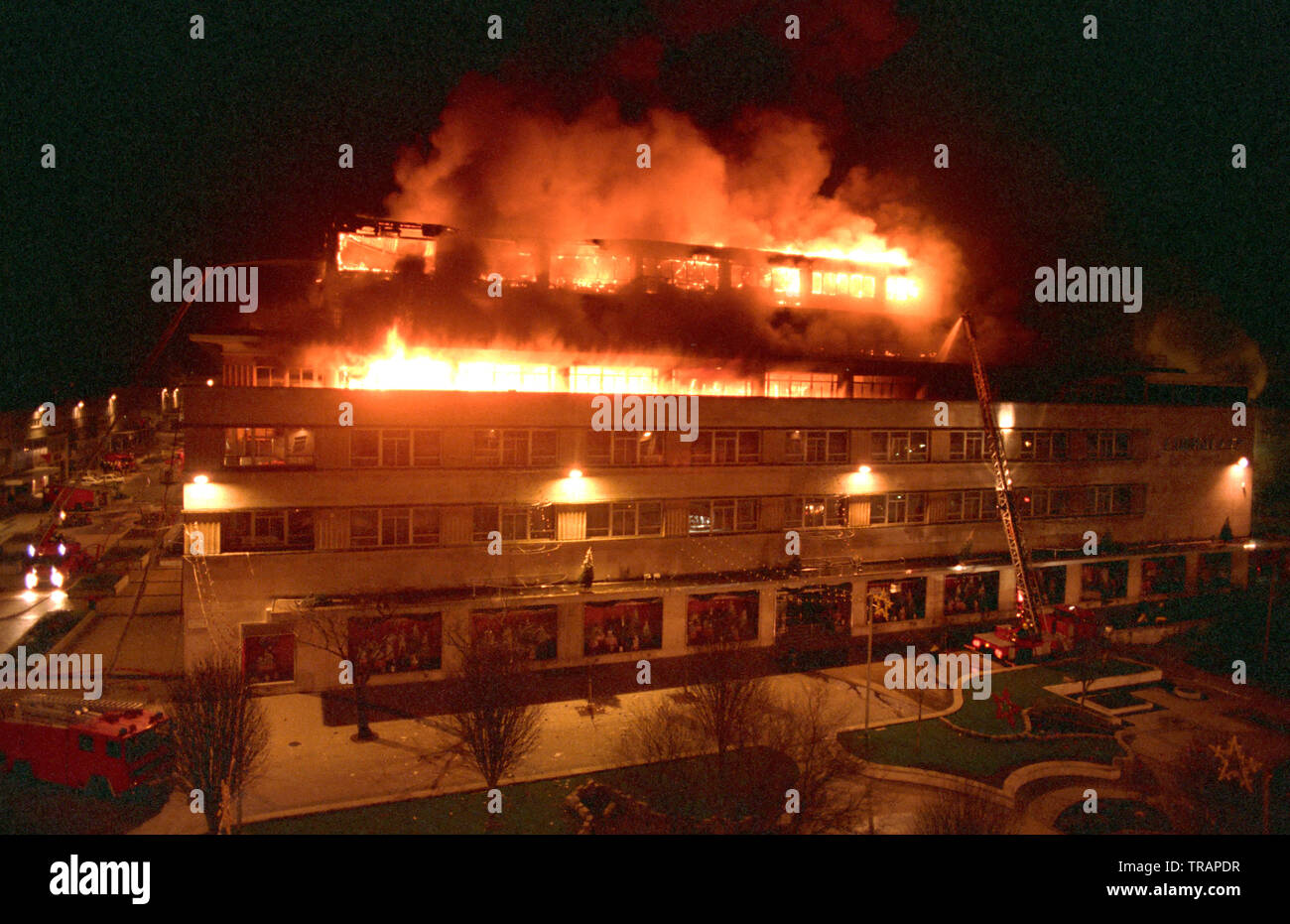 19. Dezember 1988. Die dingles Gebäude in Armada Weg, Plymouth, England, nachdem Es Firebombed. Ein landesweites Polizei Jagd wurde gestartet, nachdem Extremisten fünf House of Fraser speichert, als Teil einer Anti-pelz Kampagne gezielt, mit Brandbomben. Stockfoto