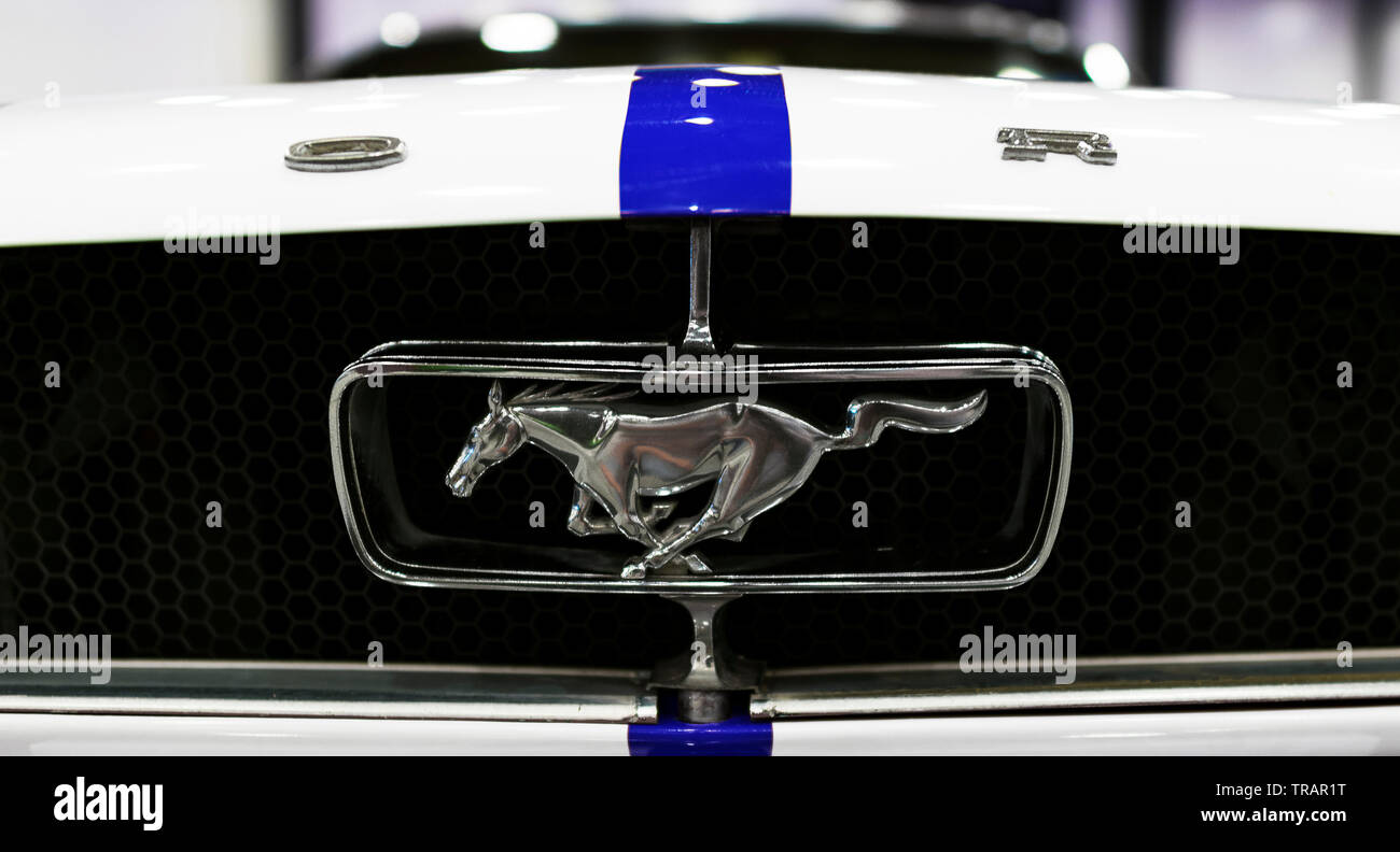 Sankt-Petersburg, Russland, 21. Juli 2017: Vorderansicht des Classic retro Ford Mustang GT. Ford Mustang logo mit laufendem Pferd. Auto außen Details. Stockfoto