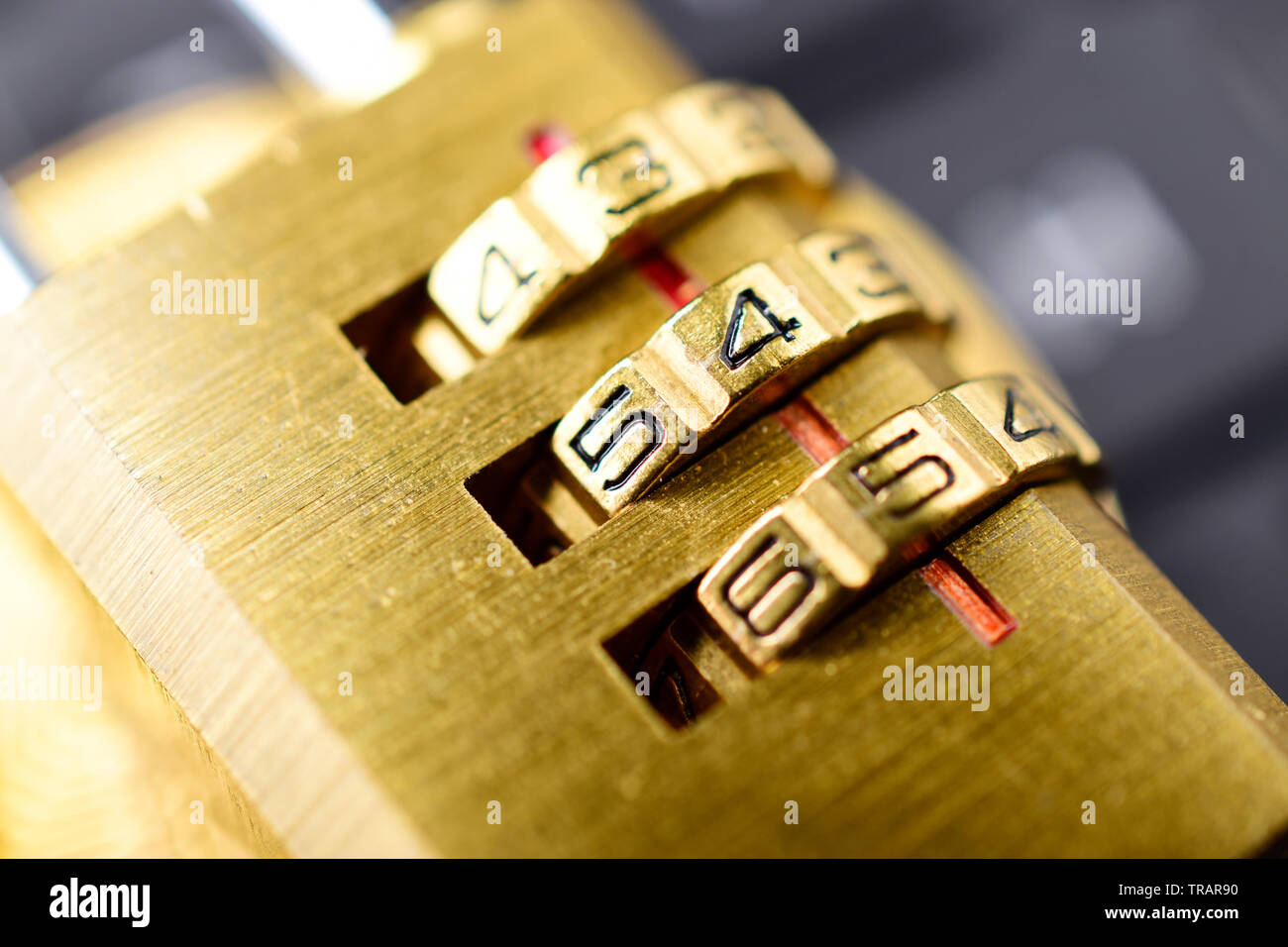 Goldene Vorhängeschloss makro Bild, Sicherheitskonzept. Stockfoto