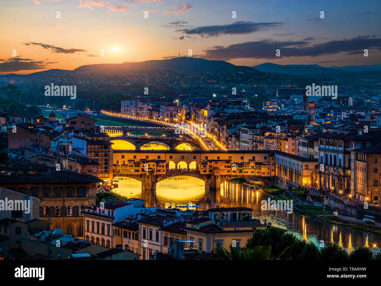 Stadtbild und Brücken von Florenz am frühen Morgen Stockfoto