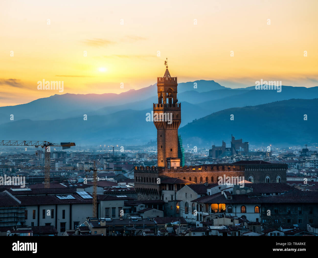 Berühmten Turm von Florenz und das Stadtbild bei Sonnenaufgang Stockfoto