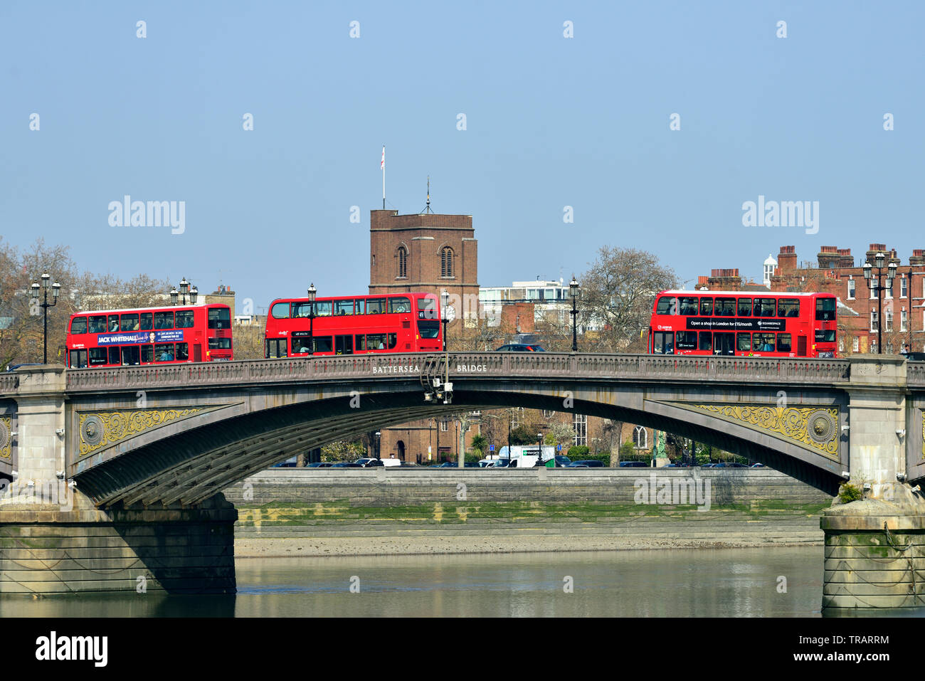 Drei rote Doppeldecker Busse klemmt in der Datenverkehr an der Battersea Bridge, West London, Vereinigtes Königreich Stockfoto