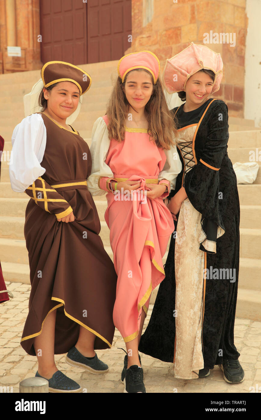 Portugal, Algarve, Silves, Mädchen in traditioneller Kleidung, Stockfoto