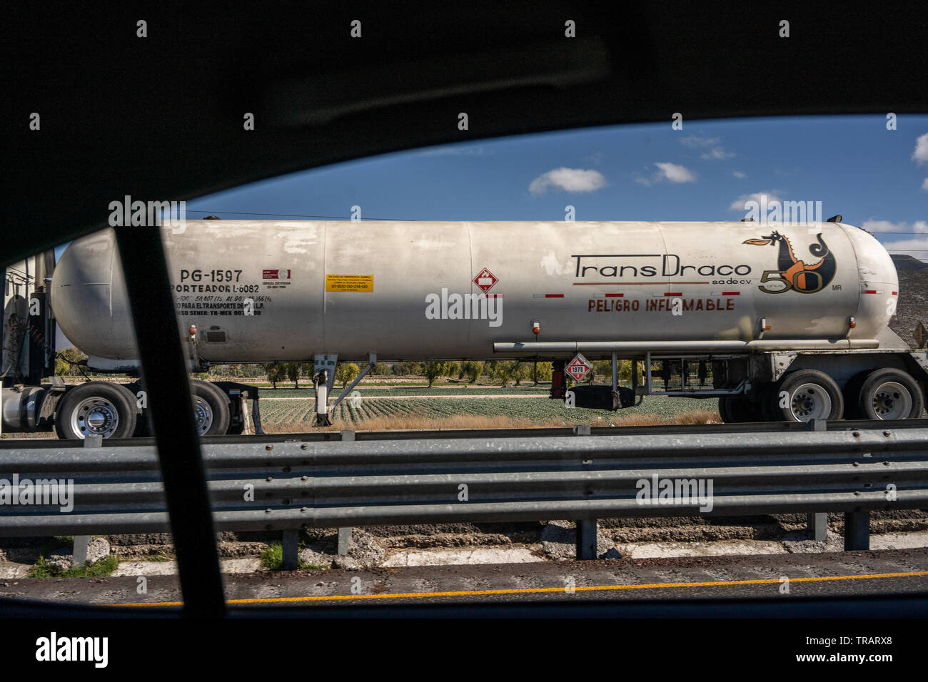 Ein semi-Gabelstapler explosives Gas durchzuführen, fährt auf der Autobahn in der Nähe von Puebla, Mexiko, 15. Januar 2019. AndrEs Manuel Lopez Obrador, der neue Präsident von Mexiko, hat ein Abschalten, Gas- Kanäle und mit mehr Autobahn Verkehr, in einer Bemühung, gas Diebstahl zu bändigen. Der Bundesstaat Puebla ist bekannt für seine hohe Mengen an illegalen gas Diebstahl bekannt. Stockfoto