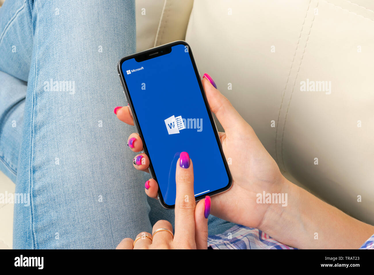 Sankt-Petersburg, 30. Mai 2018: Microsoft Word Symbol auf Apple iPhone X-close-up in der Frau die Hände. Microsoft Office Word Symbol. Microsof Stockfoto