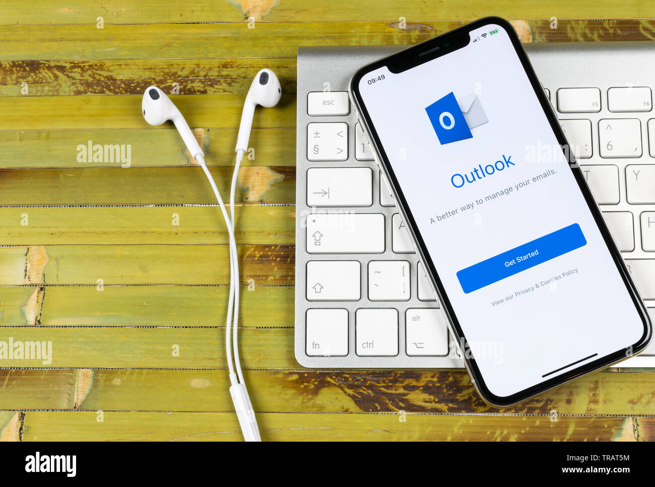 Sankt-Petersburg, Russland, 2. Juni 2018: Microsoft Outlook office Symbol auf Apple iPhone X-close-up. Microsoft Outlook Symbol der App. Micros Stockfoto