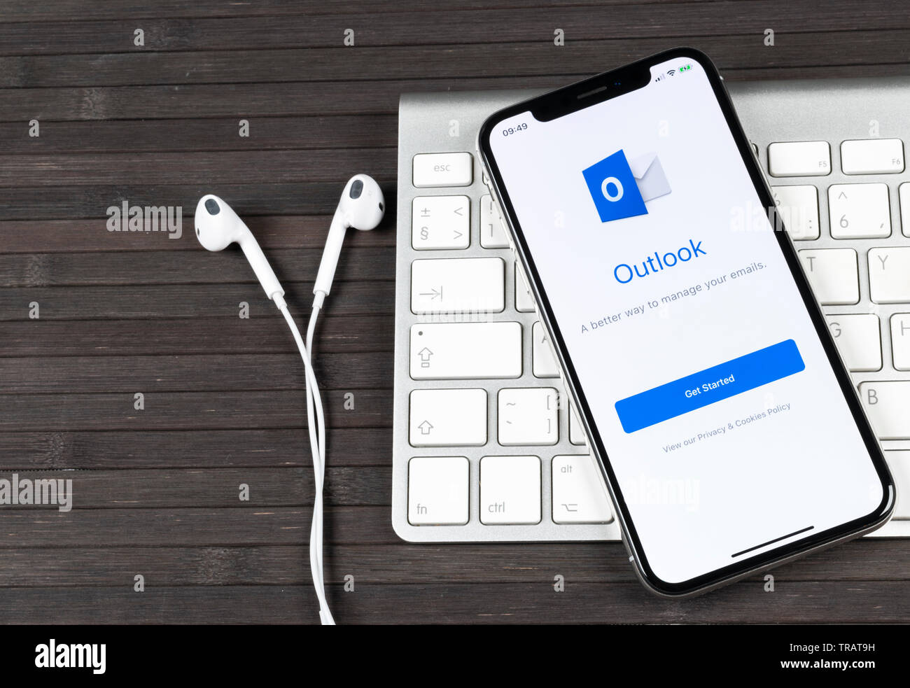 Sankt-Petersburg, Russland, 2. Juni 2018: Microsoft Outlook office Symbol auf Apple iPhone X-close-up. Microsoft Outlook Symbol der App. Micros Stockfoto