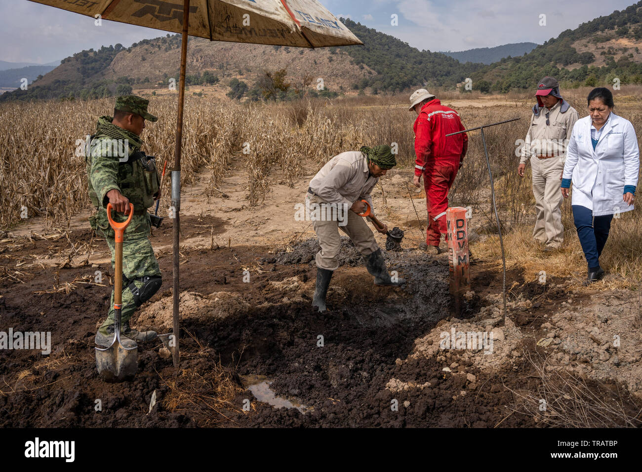 Pemex, Petroleos Mexicanos, Mitarbeiter der Verschmutzung in einem Gas Kanal zu finden, die nach illegalen gas Diebstahl, in der Nähe der Gemeinde La Preciosita, Puebla, Mexiko, 16. Januar 2019. Der Bundesstaat Puebla ist bekannt für seine hohe Mengen an illegalen gas Diebstahl bekannt. Stockfoto