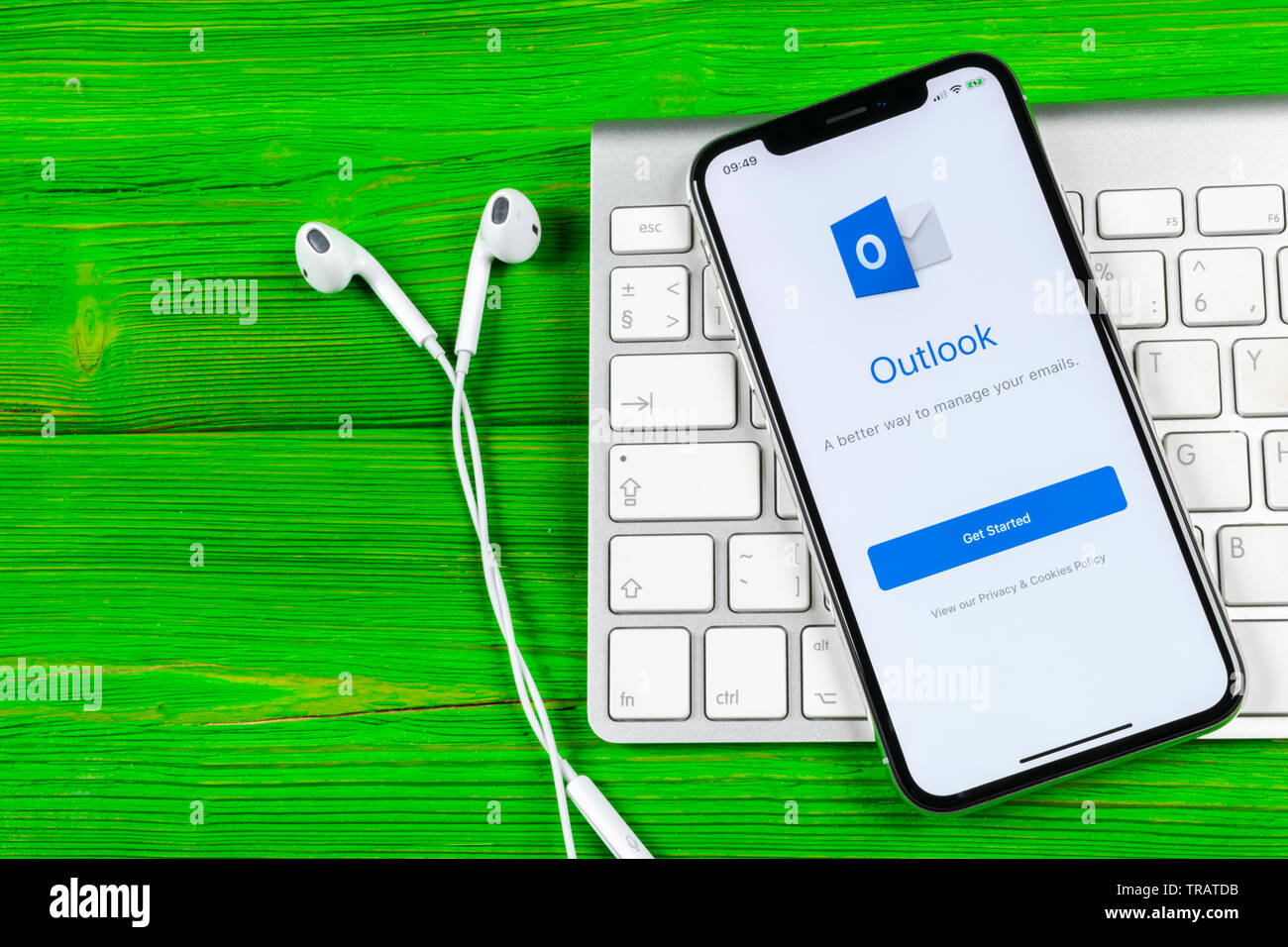 Sankt-Petersburg, Russland, 2. Juni 2018: Microsoft Outlook office Symbol auf Apple iPhone X-close-up. Microsoft Outlook Symbol der App. Micros Stockfoto