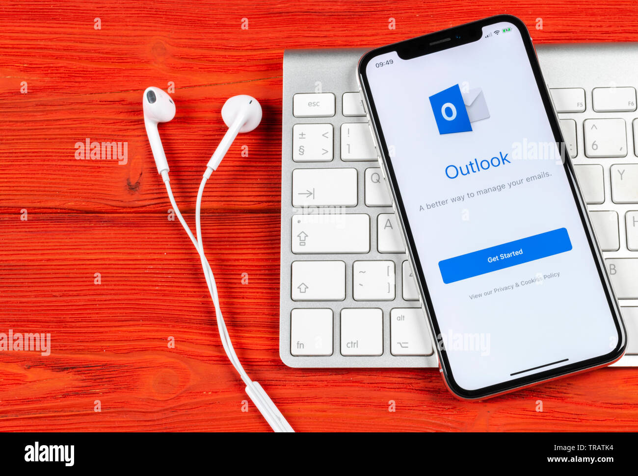 Sankt-Petersburg, Russland, 2. Juni 2018: Microsoft Outlook office Symbol auf Apple iPhone X-close-up. Microsoft Outlook Symbol der App. Micros Stockfoto