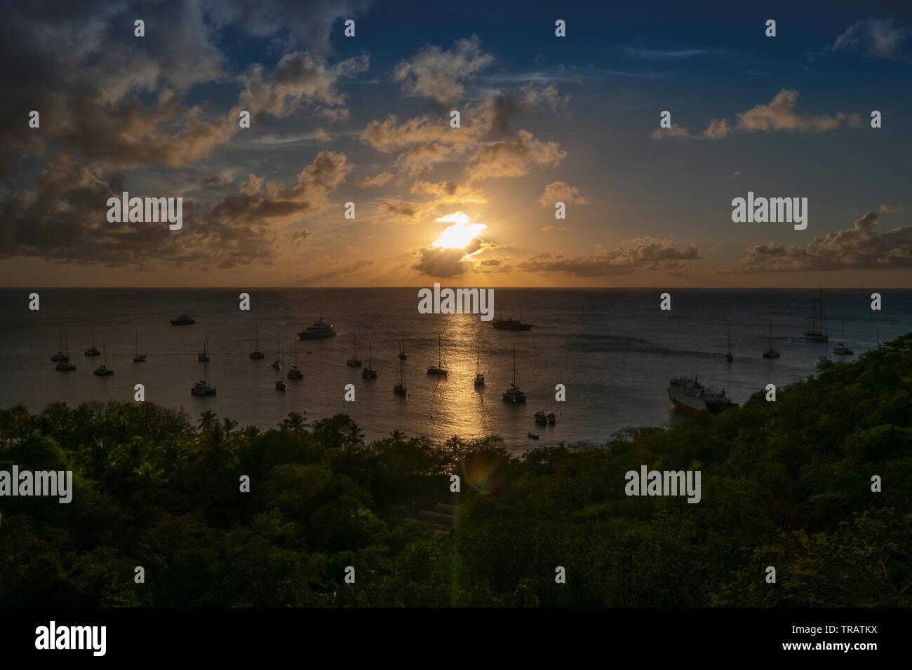 Tropischen Sonnenuntergang über der karibischen Insel Mustique. Intensive Farben Stockfoto