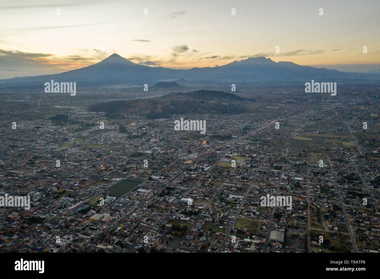 Eine Ansicht von Puebla, Mexiko, bei Sonnenuntergang, 16. Januar 2019. Der Bundesstaat Puebla ist bekannt für seine hohe Mengen an illegalen gas Diebstahl bekannt. Stockfoto