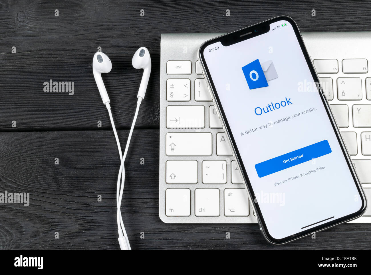 Sankt-Petersburg, Russland, 2. Juni 2018: Microsoft Outlook office Symbol auf Apple iPhone X-close-up. Microsoft Outlook Symbol der App. Micros Stockfoto