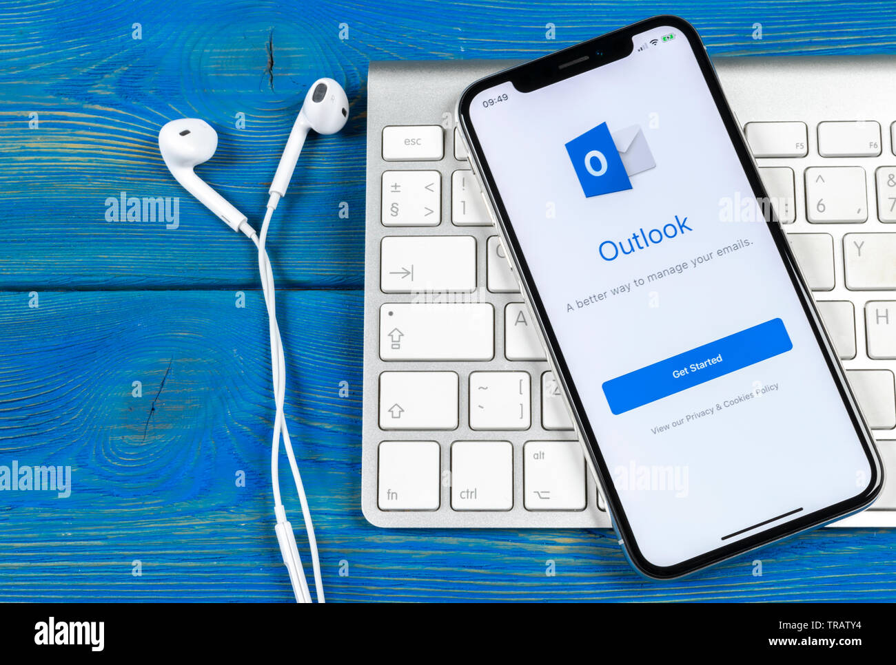 Sankt-Petersburg, Russland, 2. Juni 2018: Microsoft Outlook office Symbol auf Apple iPhone X-close-up. Microsoft Outlook Symbol der App. Micros Stockfoto