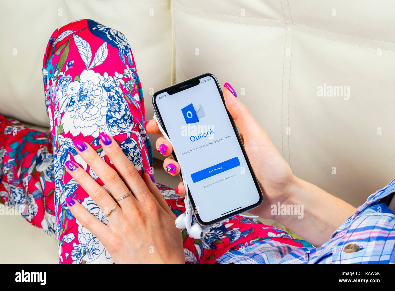 Sankt-Petersburg, Russland, 8. Juni 2018: Microsoft Outlook office Symbol auf Apple iPhone X Bildschirm in der Frau die Hand. Microsoft Outlook Symbol der App. M Stockfoto