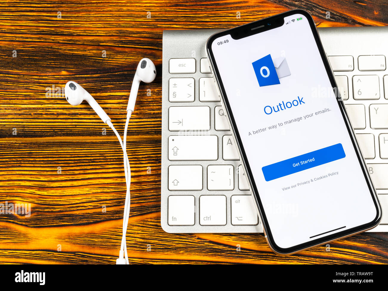 Sankt-Petersburg, Russland, 2. Juni 2018: Microsoft Outlook office Symbol auf Apple iPhone X-close-up. Microsoft Outlook Symbol der App. Micros Stockfoto