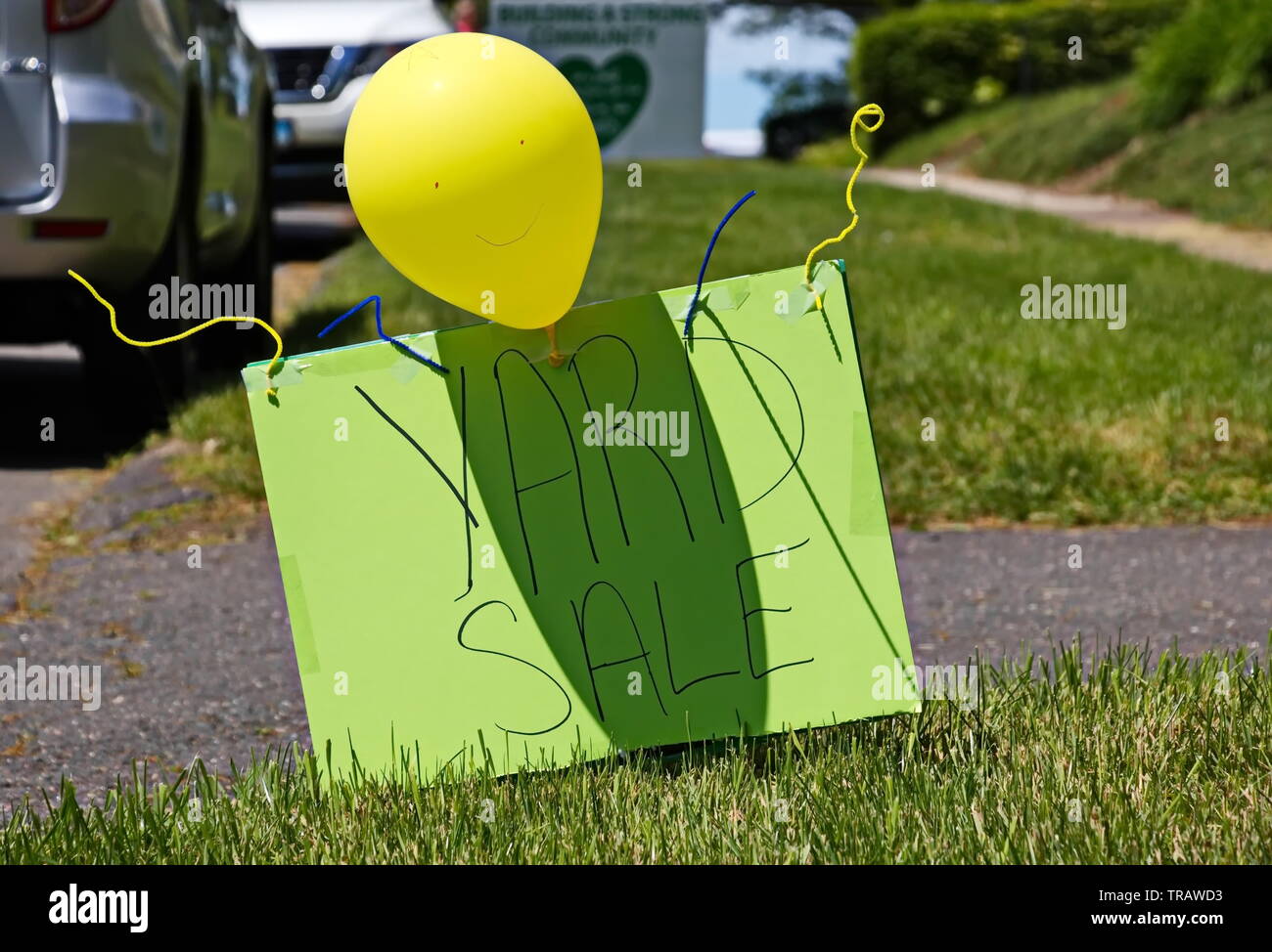 Bright Green Yard Sale vor einem Haus Stockfoto