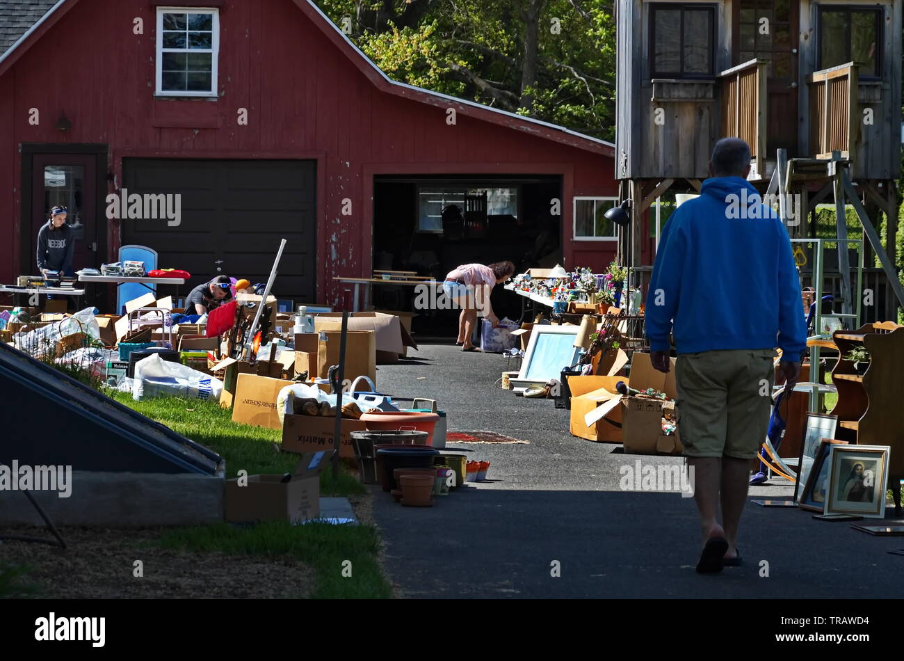 Middletown, Connecticut/USA, 18. Mai 2019: Menschen auf dem Weg zu einem Antrieb weg voll Elemente für ein Wochenende Yard Sale Stockfoto