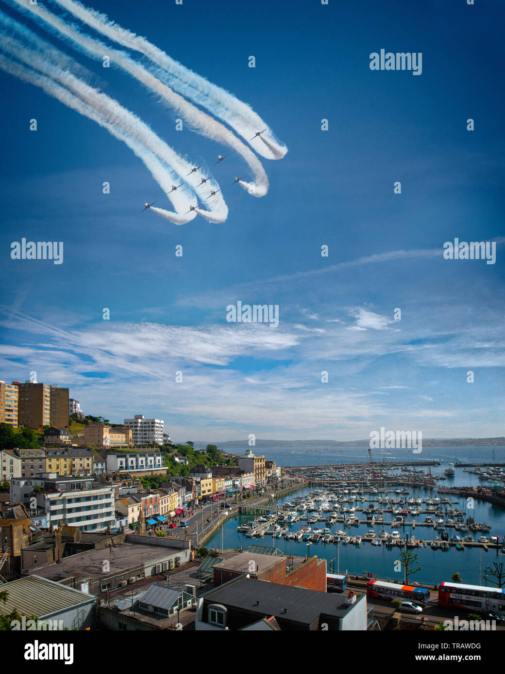 De - Devon: RAF Red Arrows Display Team über Torbay mit Torquay Hafen und Stadt in den Vordergrund. (Torbay Airshow, eine zweitägige Veranstaltung am 1. Juni und 2. Stockfoto