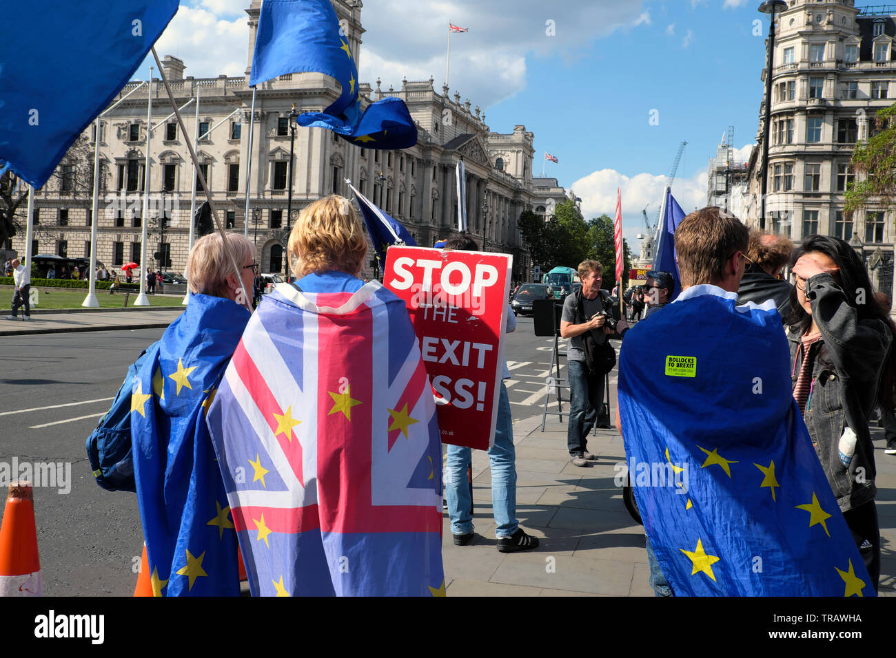 Rückansicht des Protests in der Straße außerhalb der Häuser des Parlaments tragen Union Jack & Europäische Union Flaggen & Stop Brexit Chaos London UK KATHY DEWITT Stockfoto