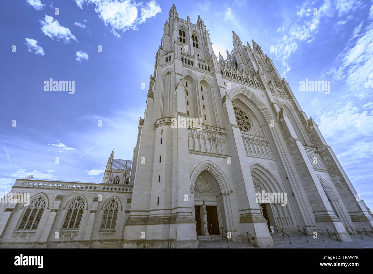 Wunderschöne und beeindruckende gotische Kathedrale vor einem blauen bewölkten Himmel Stockfoto