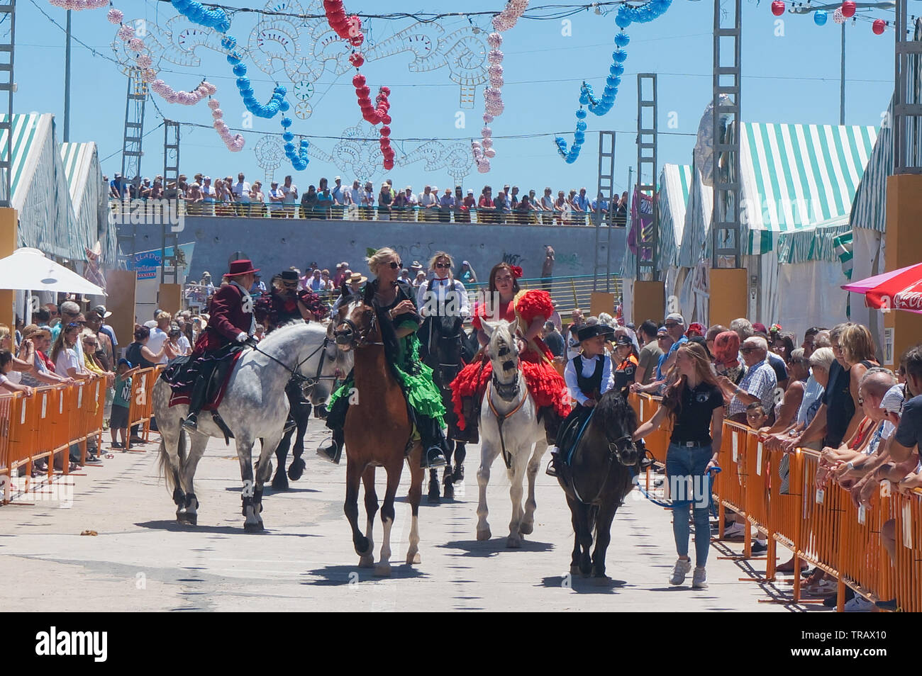 Torrevieja, Spanien - Juni 1, 2019: Horse Parade auf der traditionellen Messe Sevillas, das jedes Jahr stattfindet. Stockfoto