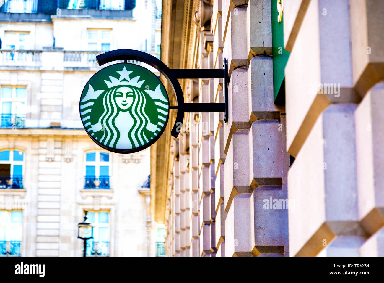 Starbucks Logo an der Fassade eines Gebäudes (Green Park, London, UK) Stockfoto